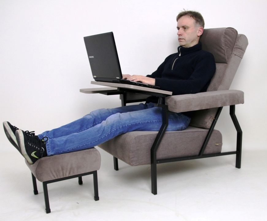 После длительного сидения. Кресло для ноутбука. Кресло для компьютерного стола. Кресло-стол для ноутбука. Удобное кресло для ноутбука.