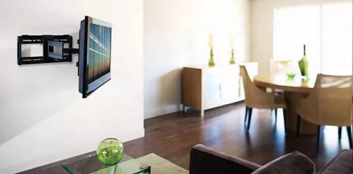 Фото телевизора, прикрепленного к стене с помощью специальной стойки