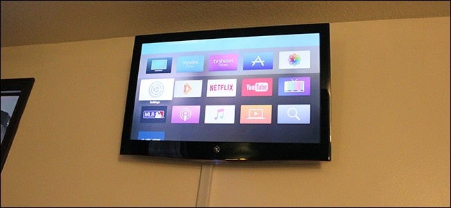 Фото черного большого работающего телевизора на стене
