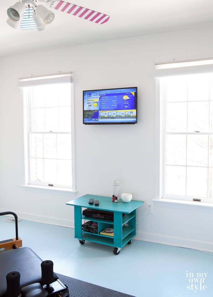 Фото телевизора на стене с замаскированными проводами