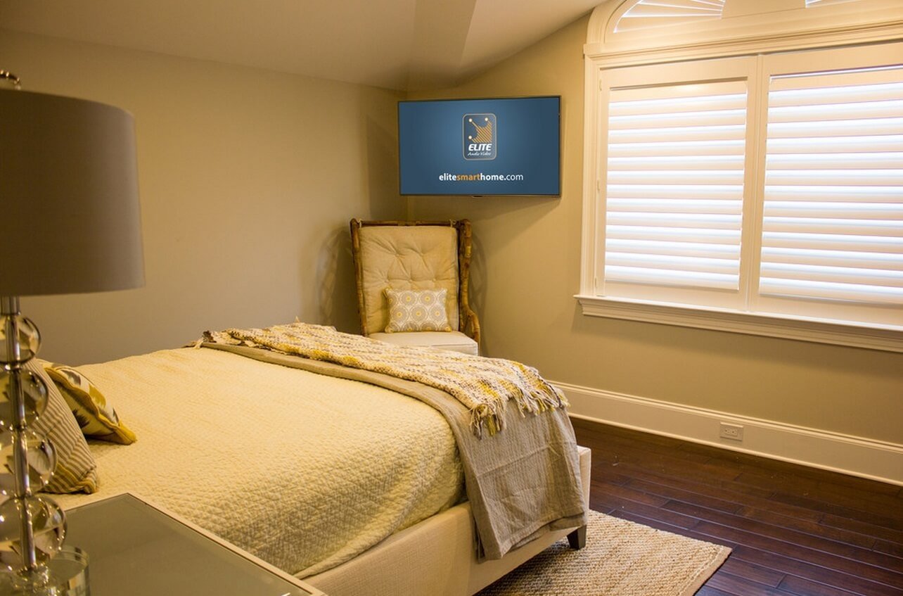 Фото телевизора на стене под потолком в спальне