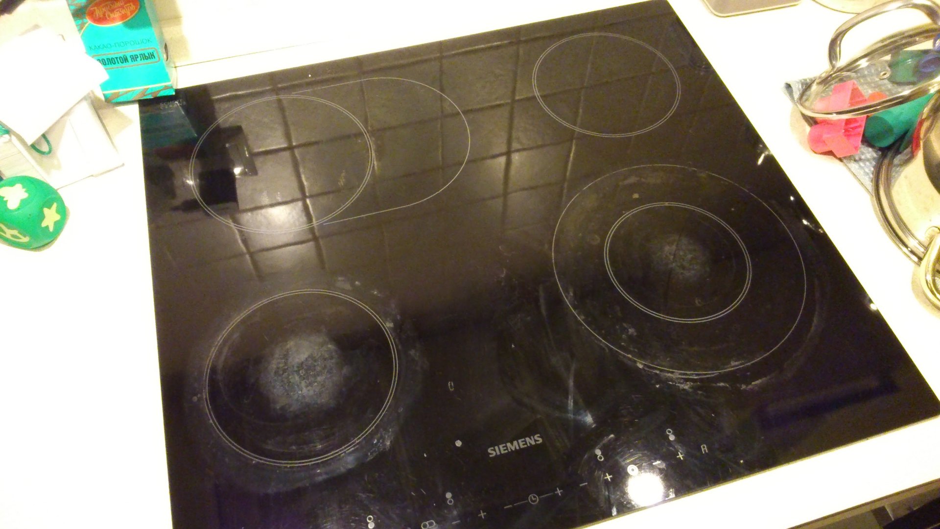 царапина стеклокерамика. удалитель царапин со стеклокерамики. царапины на стеклокерамической поверхности плиты. царапины на варочной поверхности. царапины на стеклокерамической плите.