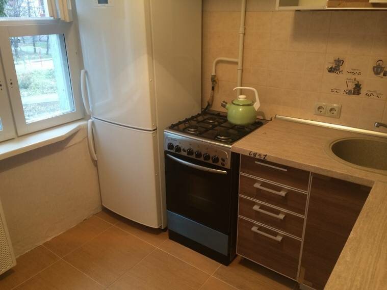 плита возле холодильника на кухне. газовая плита рядом с холодильником. плита рядом с холодильником. можно ли ставить холодильник возле плиты. плита рядом с холодильником.