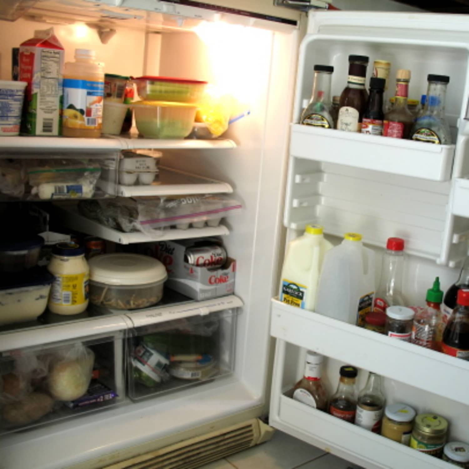 Почему в домашние холодильники. Холодильник с едой. Полный холодильник продуктов. Холодильник внутри. Холодильник внутри с продуктами.