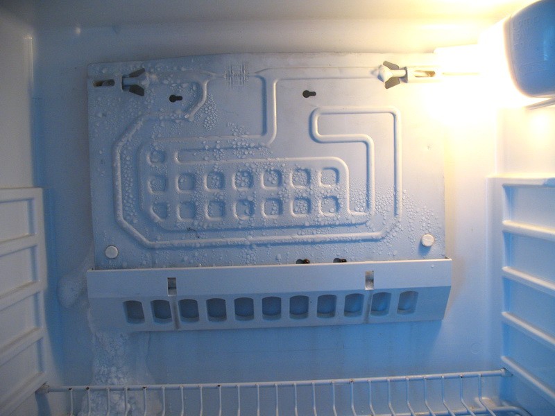 Испаритель холодильника атлант. МХМ 162 Атлант задняя стенка. Холодильник Атлант МХМ 162 испаритель. Плачущий испаритель для холодильника Атлант МХМ-162. Терморегулятор Атлант МХМ 162.