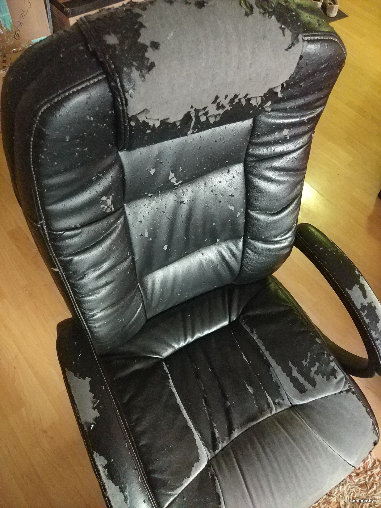 Сломанное кресло