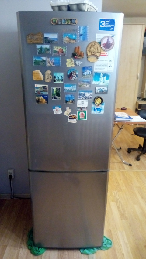 Почему холодильник издает странные. Холодильник самсунг 145 см. Холодильник самсунг старый. Холодильник самсунг старые модели. Холодильник самсунг со съемными панелями.