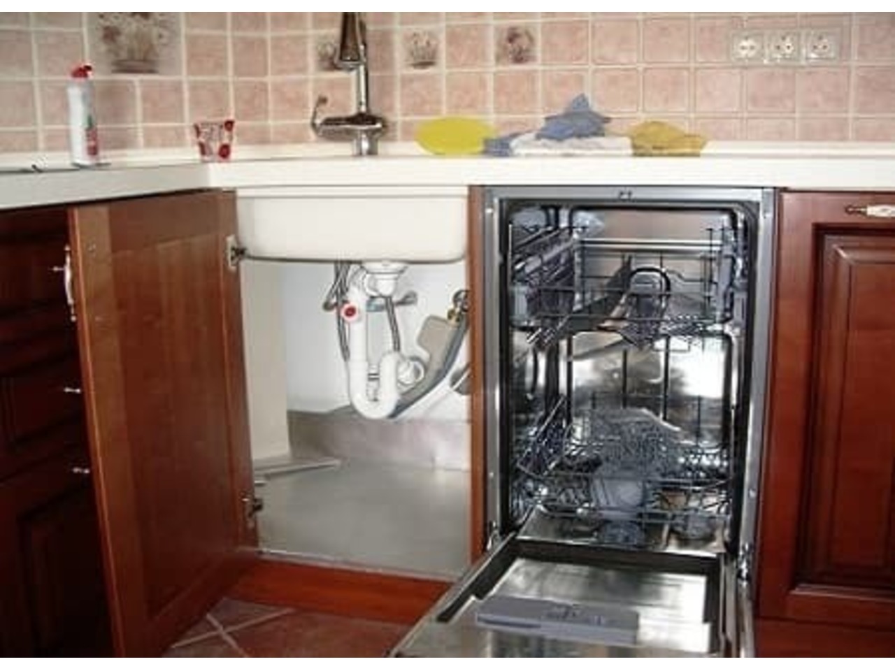 мойка над посудомоечной машиной на кухне