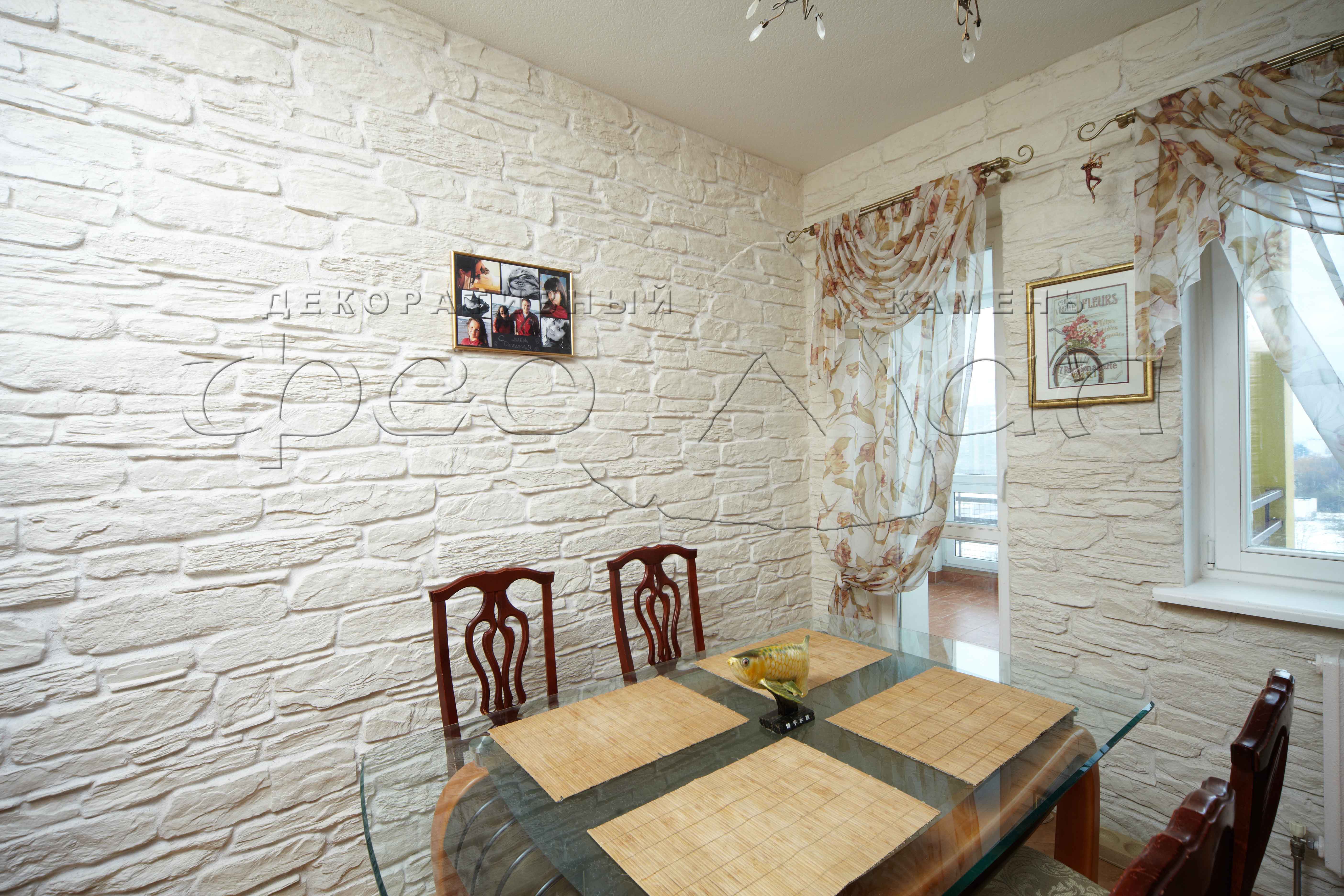 камнем кухни фото:  стен декоративным камнем и обоями в .