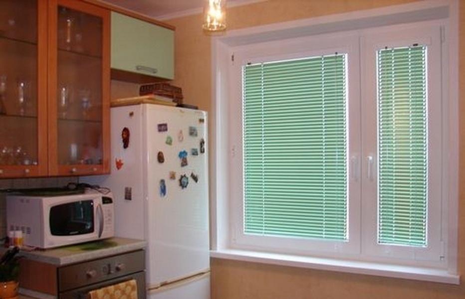 Дизайн окна на кухне с жалюзи