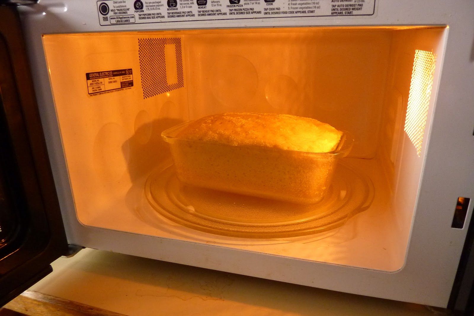 Разморозить дрожжевое тесто в микроволновке. Хлеб в микроволновке. Микроволновая печь для хлеба. Хлеб в СВЧ. ПП хлеб в микроволновке.