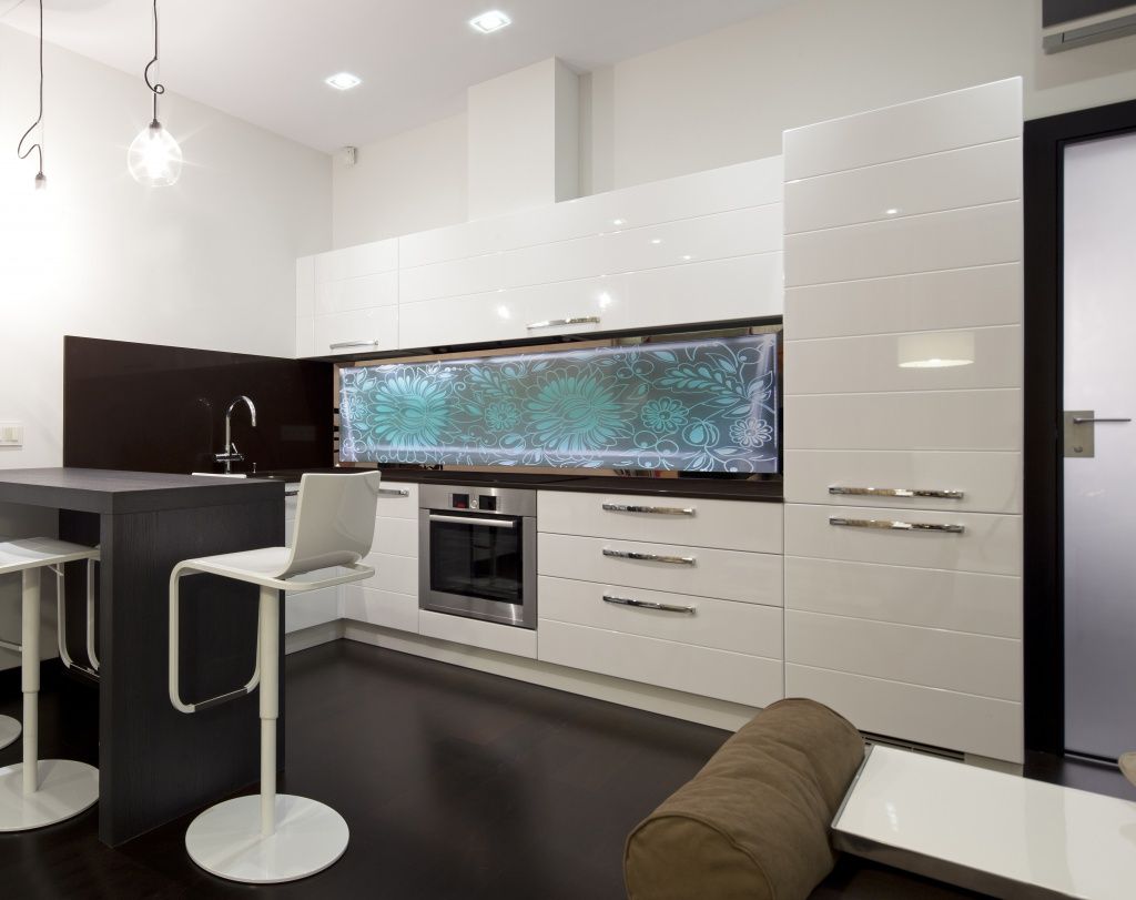 Телевизор для кухни 20. Телевизор на кухне. Белая глянцевая кухня гостиная. Современная кухня с телевизором. Кухня с телевизором на стене.