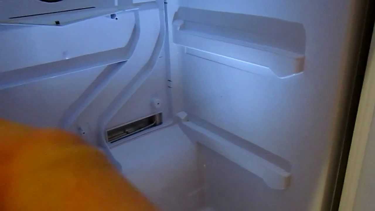 Вода на задней стенке холодильника. Холодильник Индезит сливное отверстие. Холодильник Индезит внутри. Холодильник Индезит no Frost 2015.