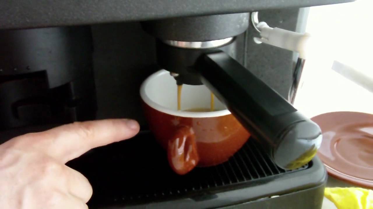 Кофемашина льет воду. Кофеварка Vigor HX-2124. Кофеварка капельная приготовление. Варка в кофеварке. Капучино кофе из кофеварки.