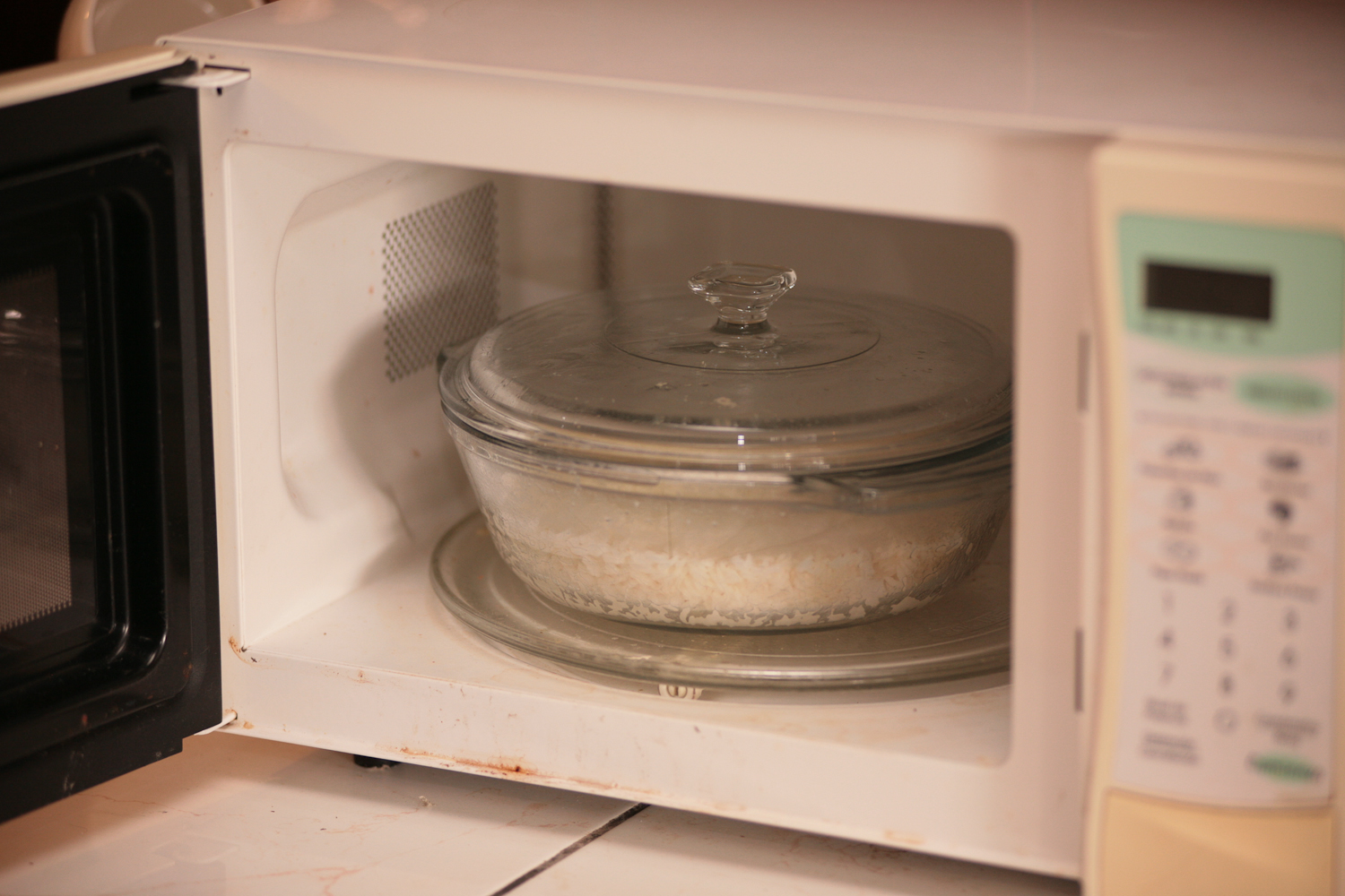 В какой посуде можно разогревать еду в микроволновке фото