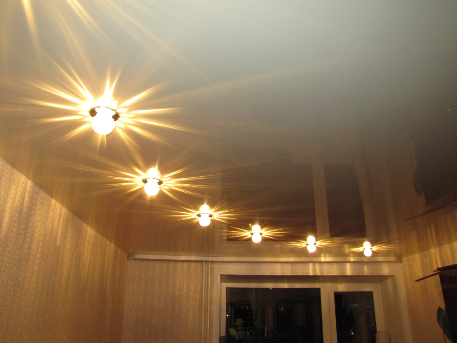 Расположение лампочек в натяжном потолке в зале без люстры