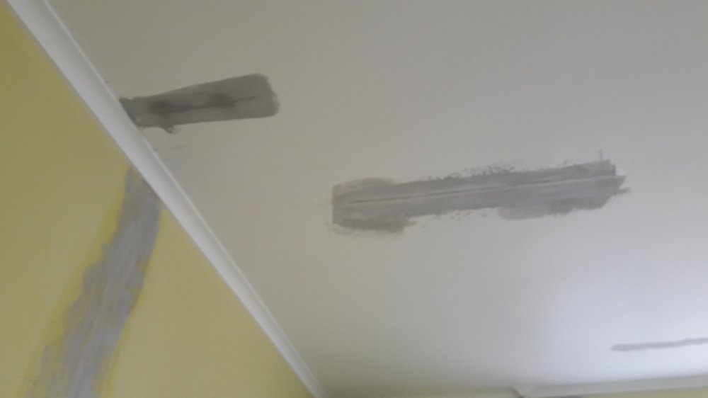 Трещины гипсокартон потолок. Трещины на гипсокартоне. Трещины в гипсокартоновом потолке. Треснула шпатлевка на стыках гипсокартонового потолка. Шпаклёвка дверных проемов.