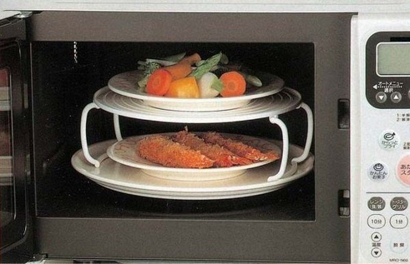 Можно ли в микроволновку железную посуду. Посуда для микроволновки с грилем. Подставка в микроволновку. Подставка для тарелок в микроволновку. Подставка для двух тарелок в СВЧ.