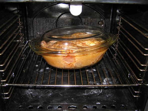 Нужно ли закрывать крышкой при жарке. Стеклянная форма для запекания в газовой духовке. Курица в стеклянной посуде в духовке. Стеклянная для готовки в духовке. Блюда в утятнице в духовке.