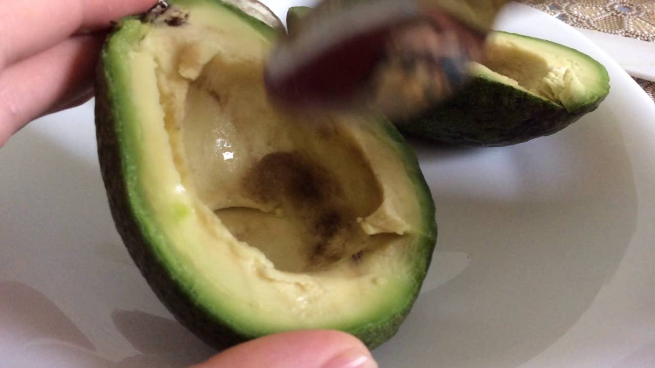 Авокадо темное внутри есть можно. Спелый авокадо в разрезе. Недозрелый авокадо. Переспелый авокадо внутри. Гнилой авокадо.