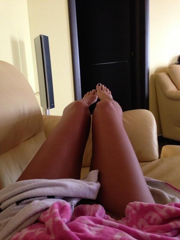 Ноги перед камерой. Красивые ноги домашние. Ноги на кровати. Женские ножки на кровати. Ноги девушки в кровати.