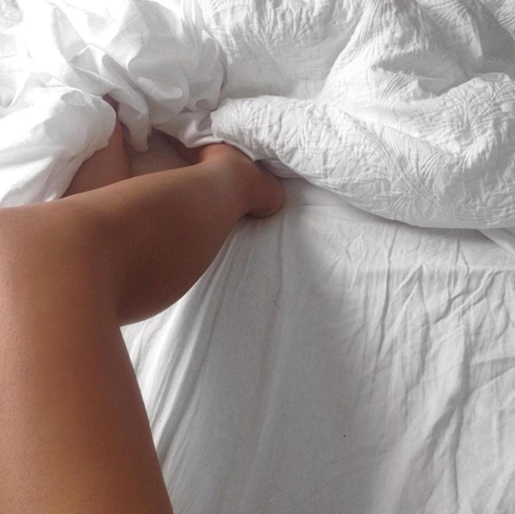 Фото ног в пижаме на кровати
