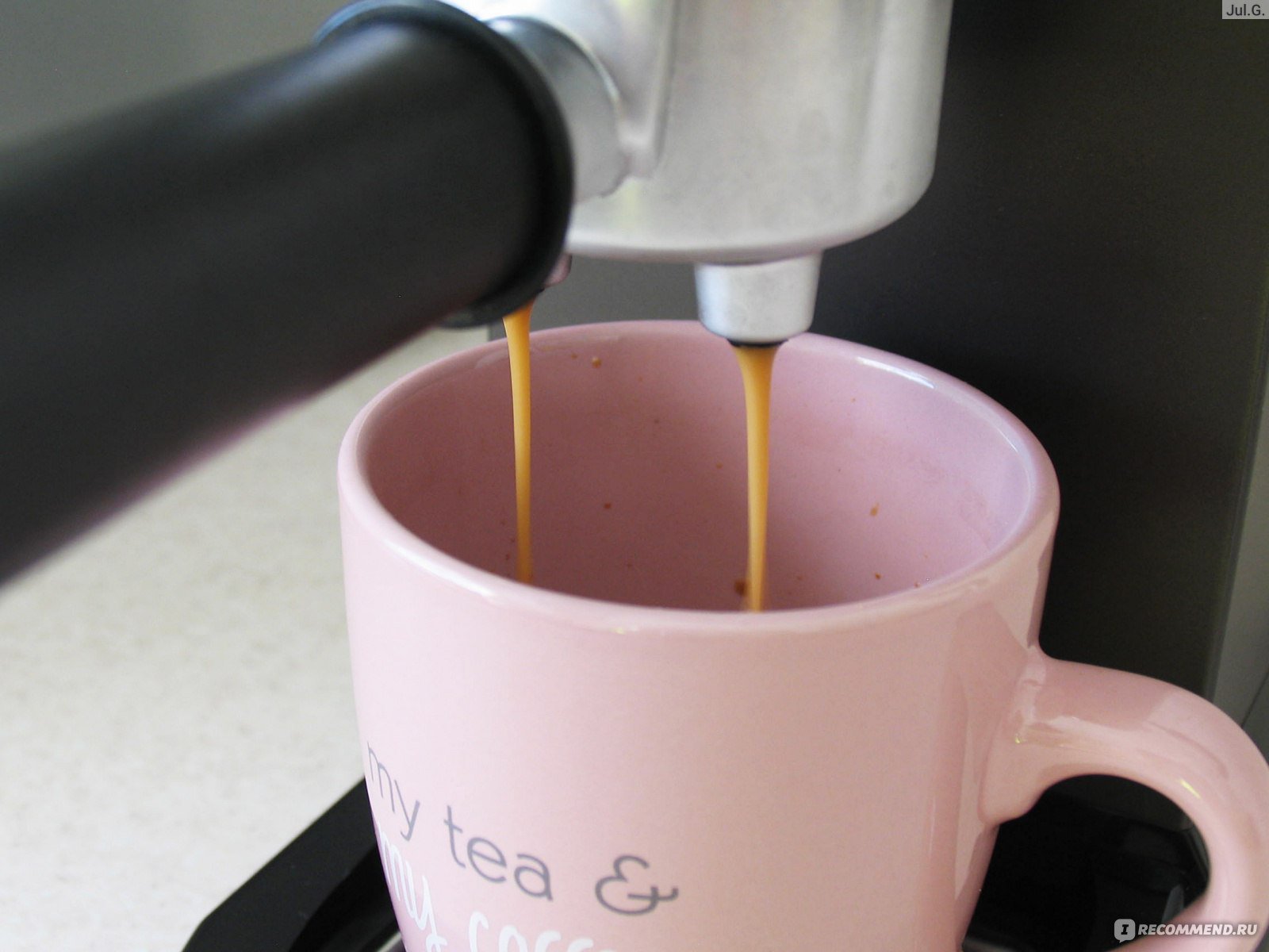 приготовление кофе. кофемашина espresso cappuccino. чашка кофе из кофемашины. кофе молотый. Vigor hx-2124.