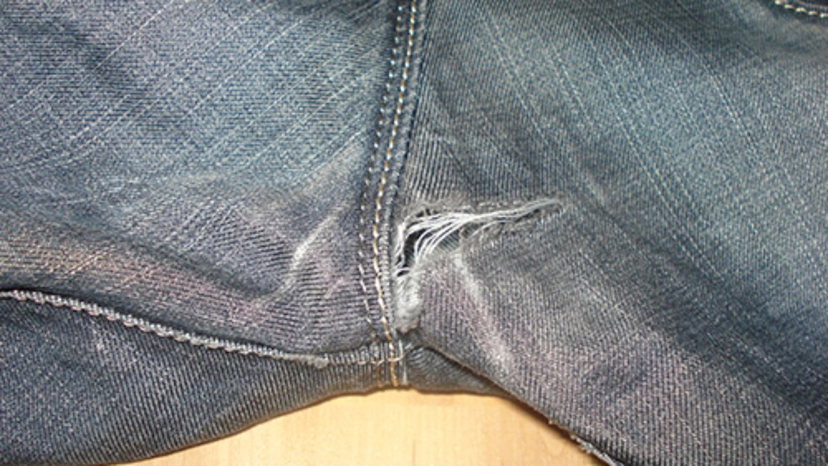 Дырку на джинсах между ног