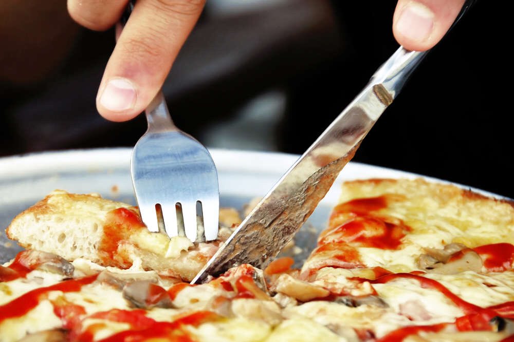 Есть мясо с ножа. Пицца вилкой и ножом. Вилка для пиццы. Вилка для пиццы по этикету. Пицца в ресторане.