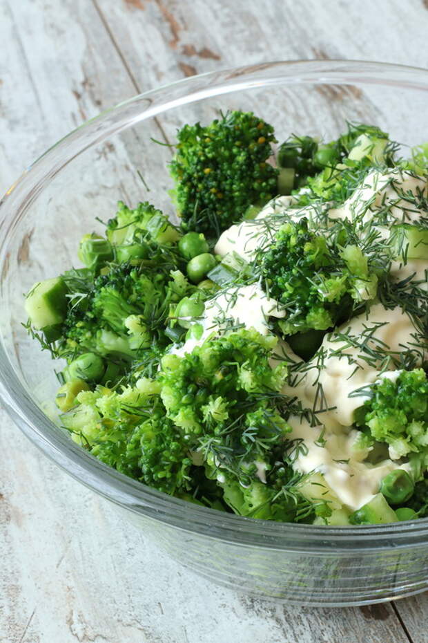 Зеленые овощи рецепты. Салат. Салат из зелени. Зелень для салатов. Свежая зелень.