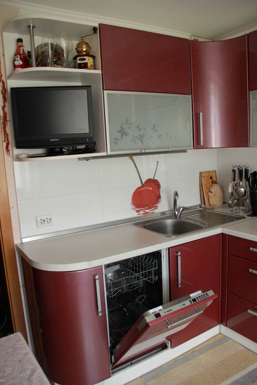 маленькие угловые кухни с телевизором