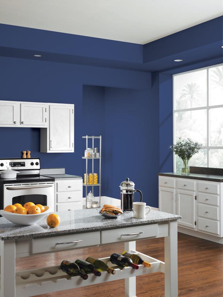 Дизайн покраски кухни. Кухня в синем цвете. Синие стены в интерьере кухни. Голубые стены на кухне. Крашеные стены на кухне.