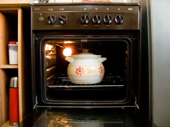 Можно эмалированную посуду в духовку. Эмалированная духовка. Посуда для духовки. Посуда для электрических духовых шкафов. Эмалированная посуда для духовки.
