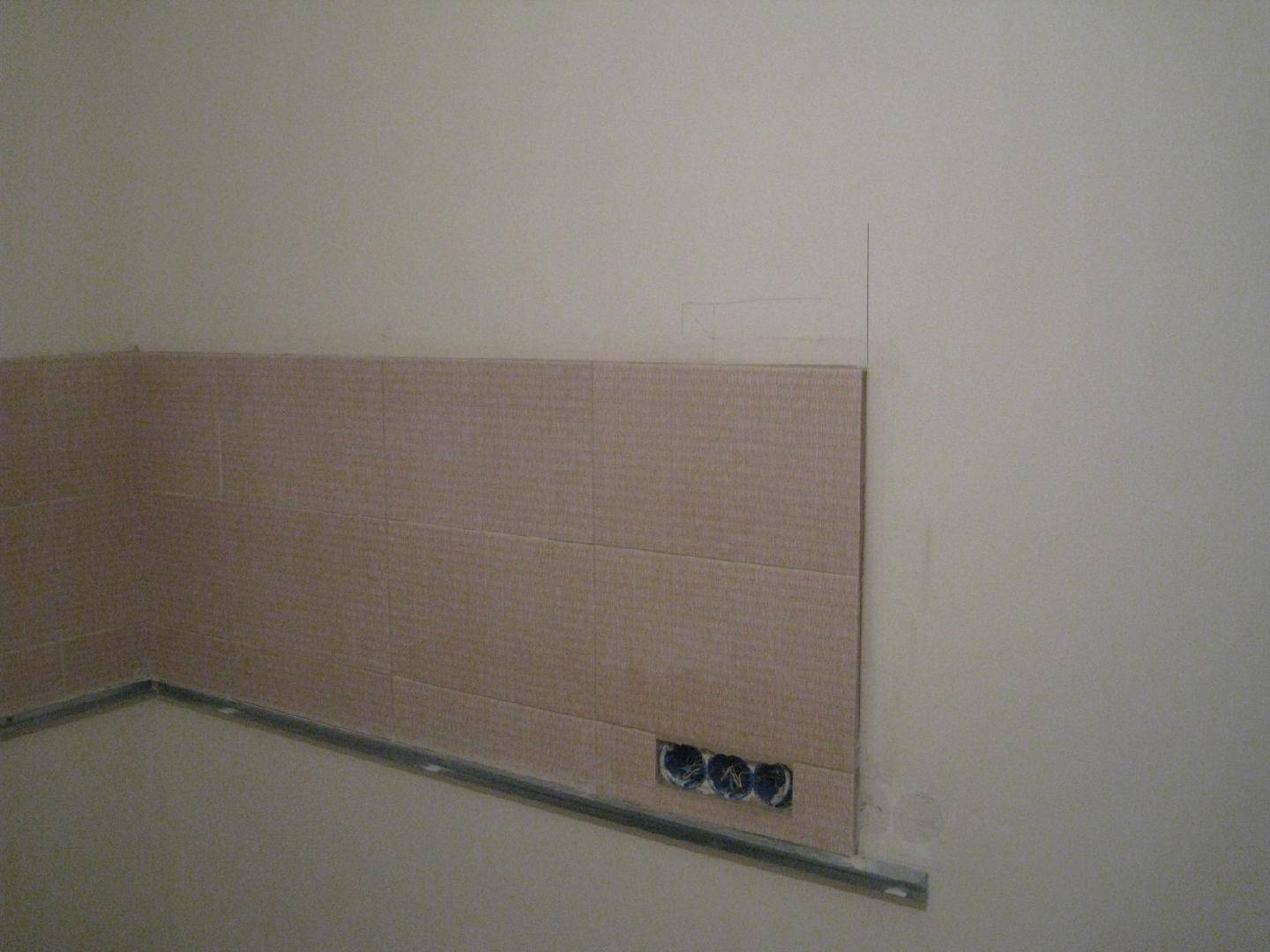 Крепление стеновой панели на кухне