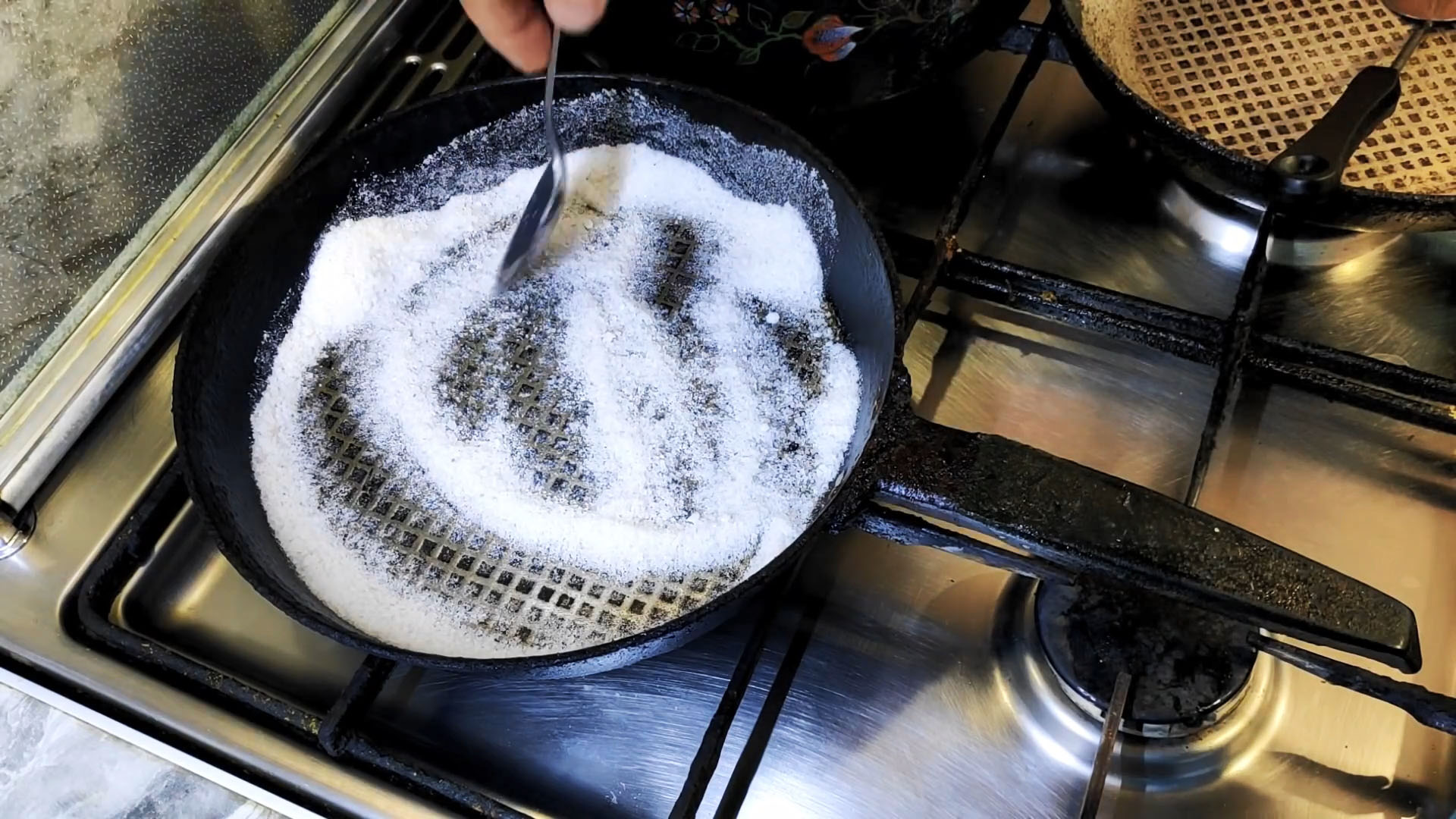 Пригорела сковорода как очистить