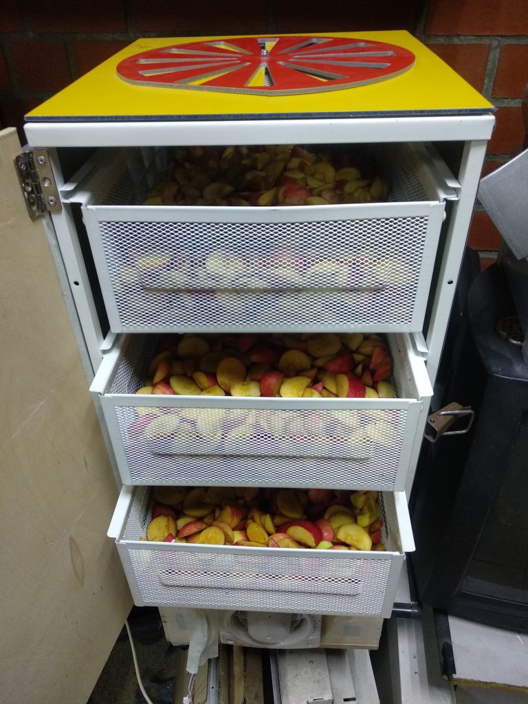 Как сделать сушилку для фруктов. Сушильный шкаф для овощей и фруктов. Сушильный шкаф для фруктов. Шкаф для сушки яблок. Сушильный шкаф для грибов.