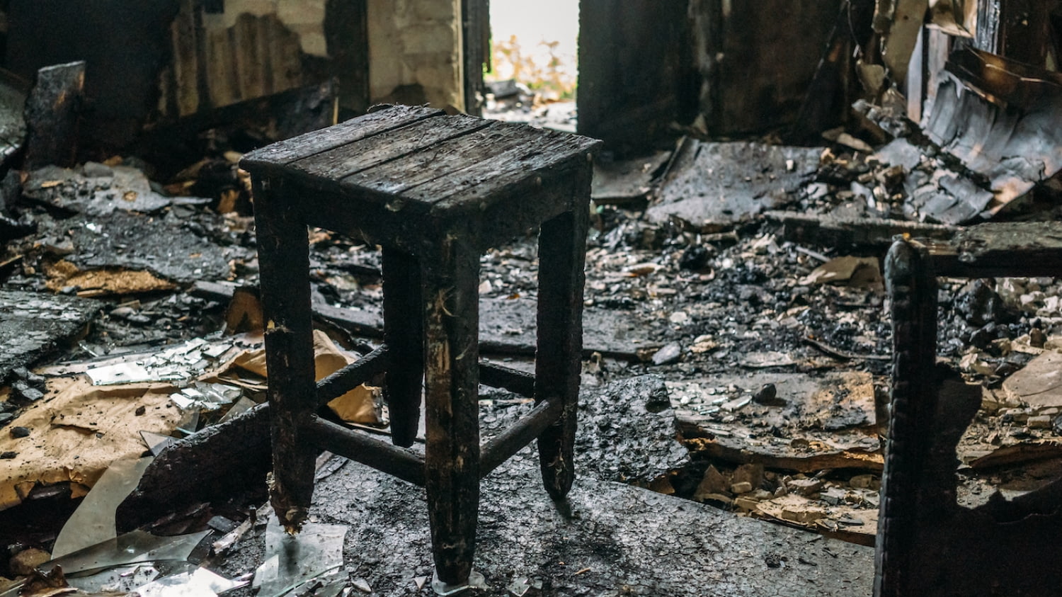 сгоревшая мебель после пожара