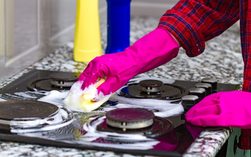 чистить плиту от пригоревшей еды