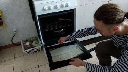 Процесс снятия дверцы духовки