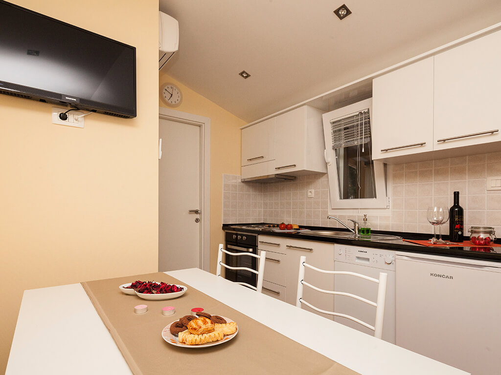Включи телевизор на кухне. Белый телевизор на кухню. Телевизор на кухне. Телевизор в интерьере кухни. Маленький телевизор на кухню.
