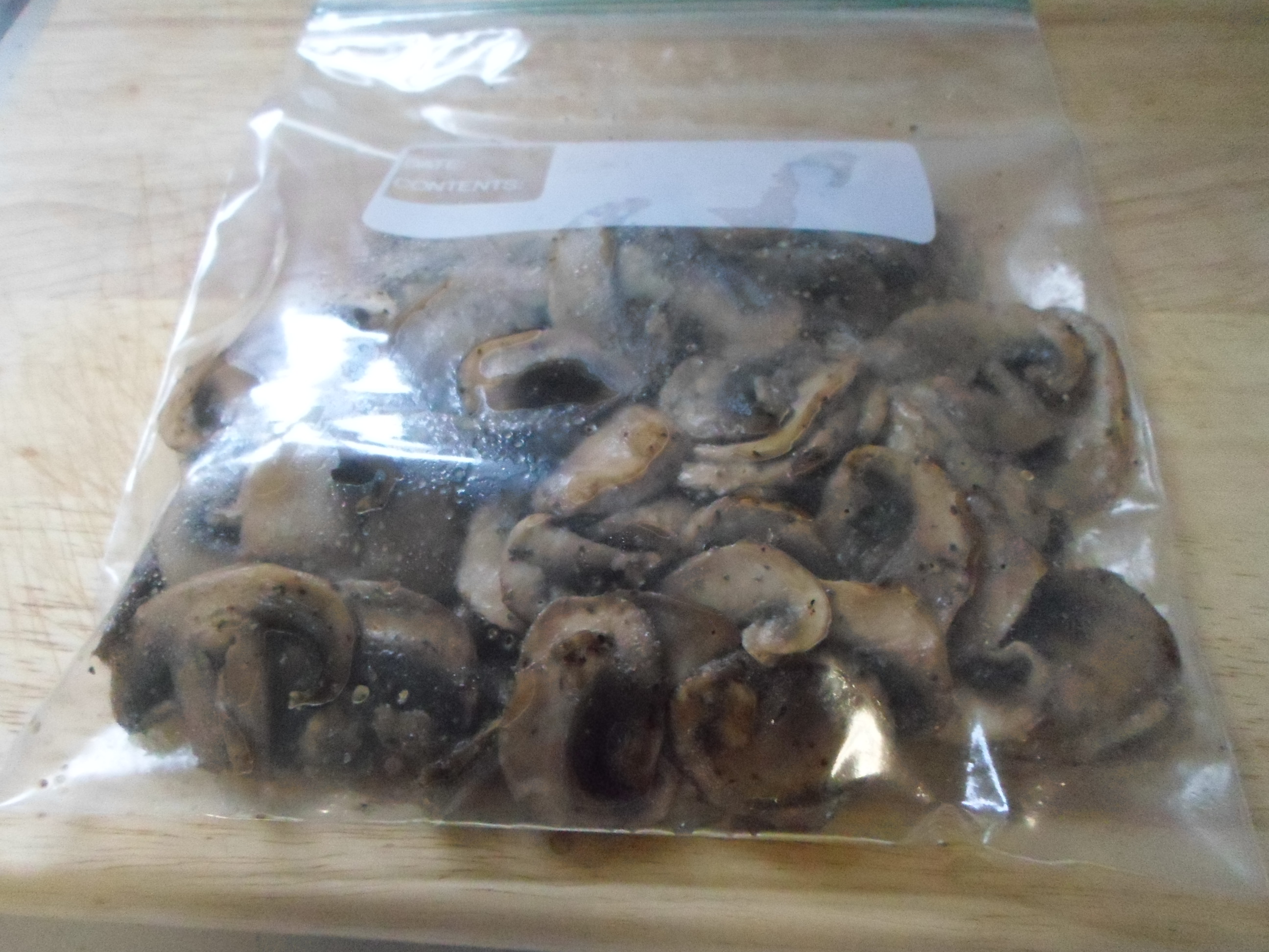 Можно заморозить свежие шампиньоны в морозилке. Испорченные грибы шампиньоны. Испорченные грибы. Морозилки грибы. Замороженные грибы.