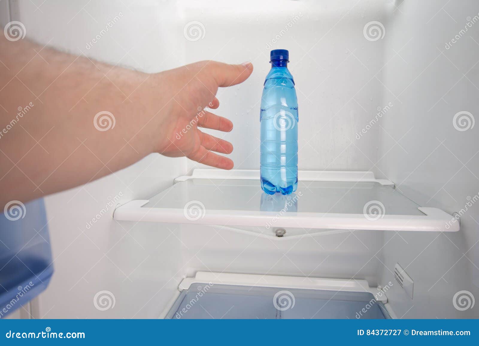 Вода в холодильнике причины. Холодильник для воды. Холодильник/минералка. Лоток для воды в холодильнике. Холодильник с холодной водой.