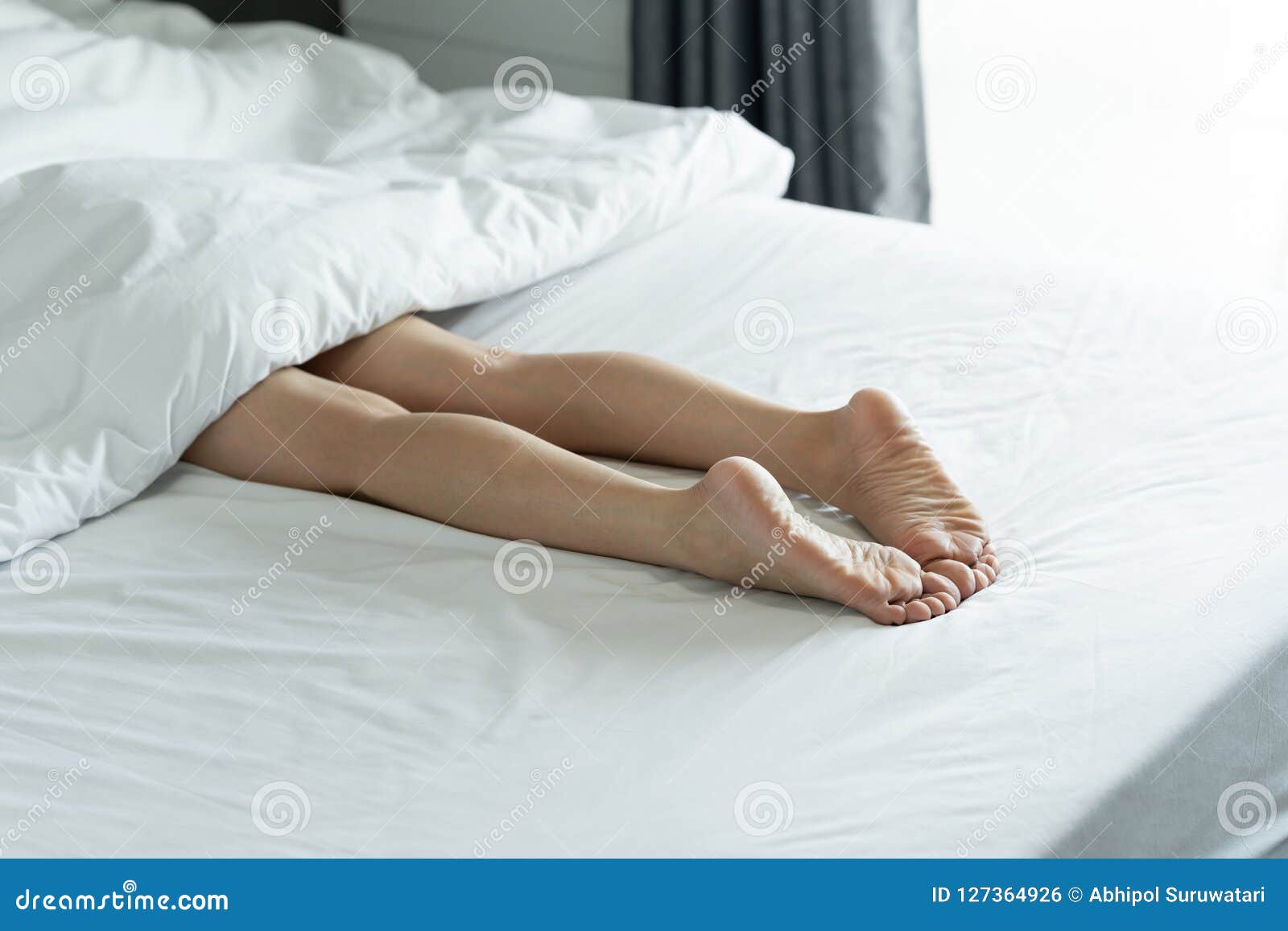 Ножки спящей девочки