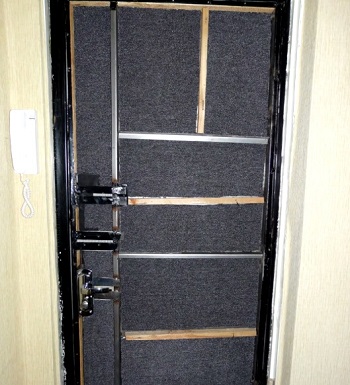 Шумоизоляционная дверь в квартиру. Межкомнатные двери с шумоизоляцией 32 DB. Металлическая дверь с шумоизоляцией 115мм. Шумоизоляция двери входной двери. Виброизоляция входной двери.