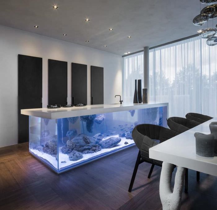 Кухонный остров с аквариумом в интерьере кухни-гостиной