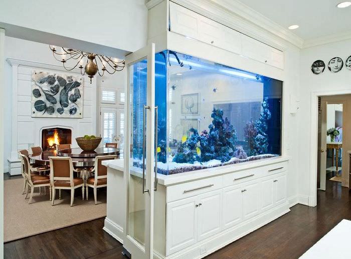 Встроенный аквариум-перегородка между столовой и гостиной
