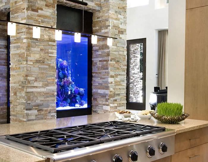 Встроенный аквариум в интерьере современной кухни