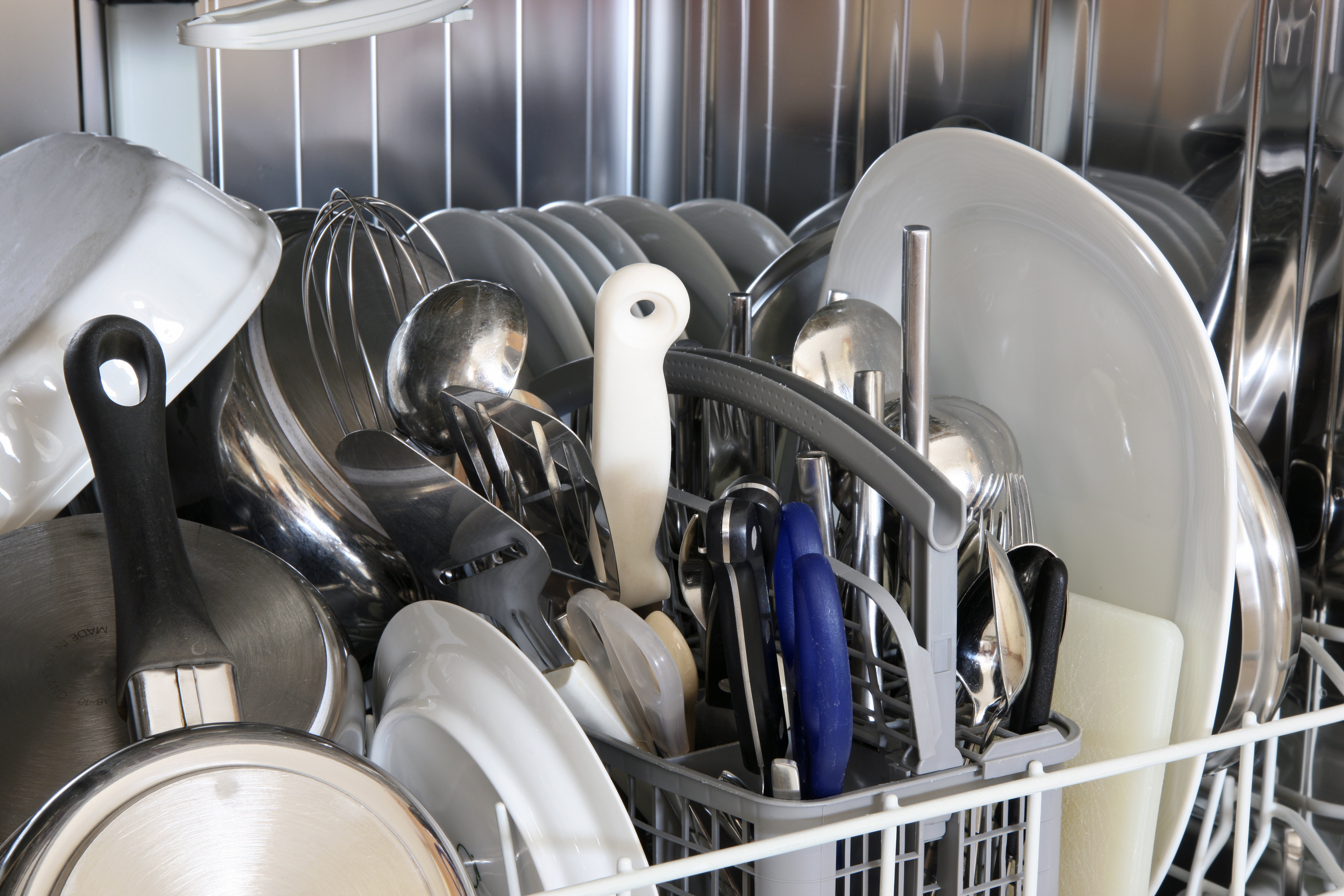 Кастрюля можно мыть в посудомоечной машине. Столовые приборы в посудомойке. Ножи в посудомоечной машине. Посуда в посудомоечной машине. Посудомоечная машина для кастрюль и сковородок.