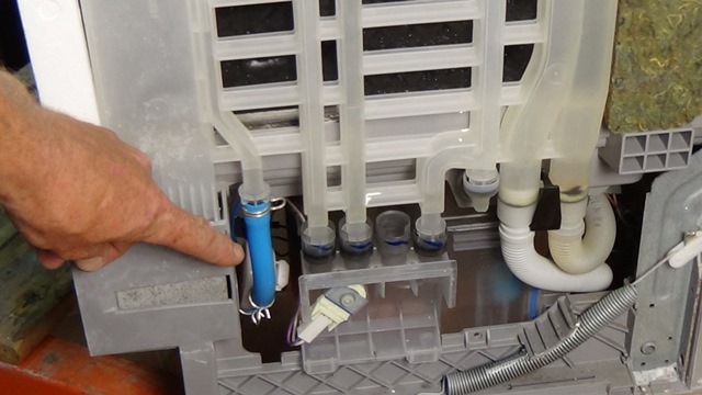 Веко сливает воду. Flow sensor Bosch Dishwasher. Сливной фильтр посудомоечной машины Bosch.