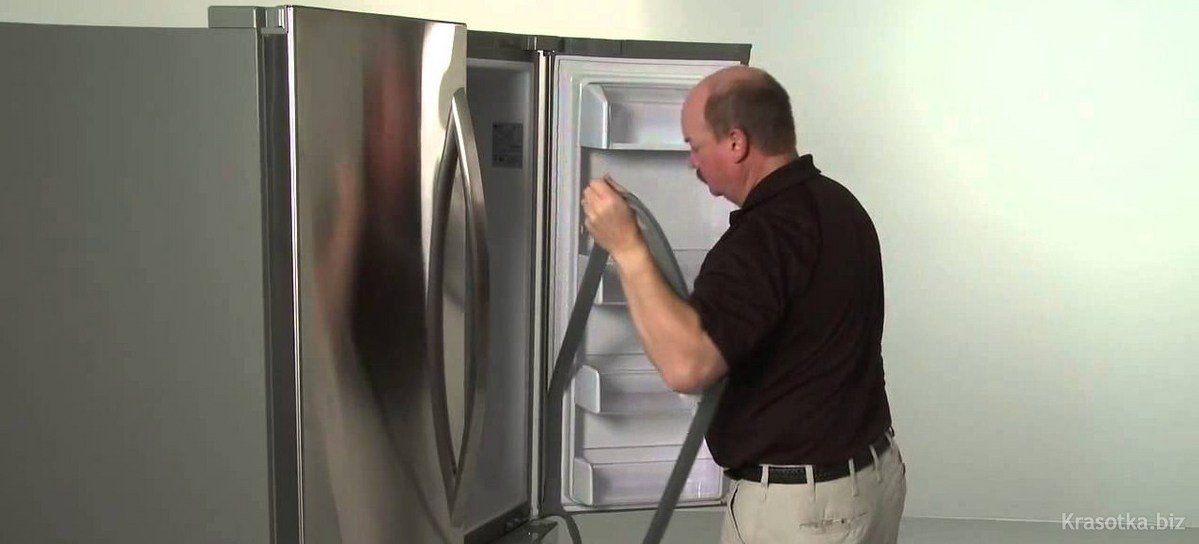 Переворачивают холодильник